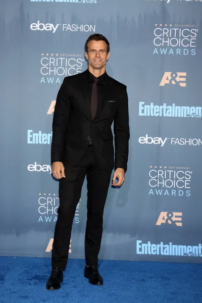 oyuncu Cameron Mathison