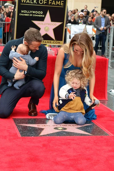 Blake Lively, Newborn Reynolds, Ryan Reynolds, James Reynolds — Stock Photo, Image