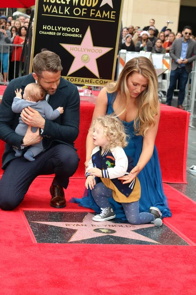 Newborn Reynolds, Ryan Reynolds, Blake Lively, James Reynolds — Stock Photo, Image