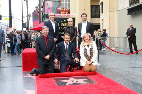 Rhett Reese, Anna Faris, Paul Wernick, Leron Gubler, Ryan Reynolds, Chamber official — Stock Photo, Image