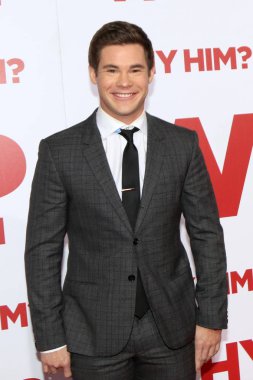  Aktör Adam Devine 