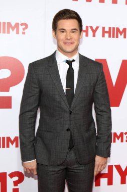  Aktör Adam Devine 
