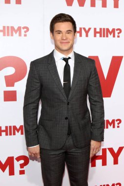 Aktör Adam Devine 