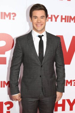  Aktör Adam Devine 