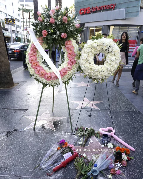 Anma çelenk koydu Debbie Reynolds Star'da üzerinde — Stok fotoğraf