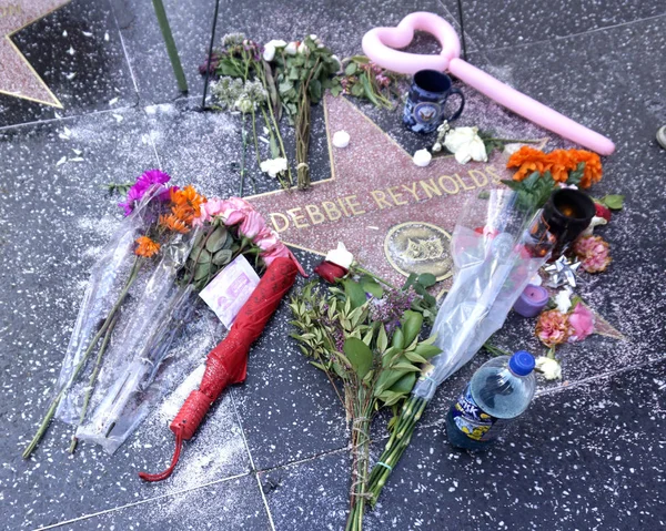 Memorial wreath laid on Debbie Reynolds Star on the — Stock Photo, Image