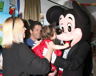 Adrienne Frantz Bailey, Amelie Bailey, Scott Bailey, Mickey Mouse karakter 