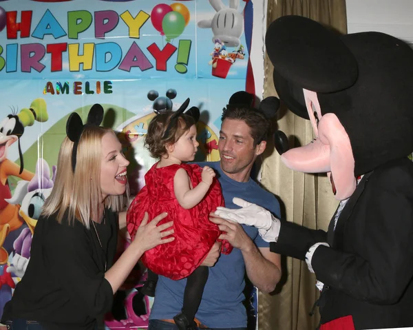 Adrienne Frantz Bailey, Amelie Bailey, Scott Bailey, personagem Mickey Mouse — Fotografia de Stock