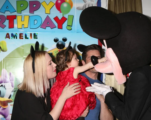 Adrienne Frantz Bailey, Amelie Bailey, Scott Bailey, Mickey Mouse character — Stock Photo, Image