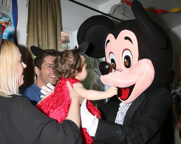 Adrienne Frantz Bailey, Amelie Bailey, Scott Bailey, Mickey Mouse karakter — Stockfoto