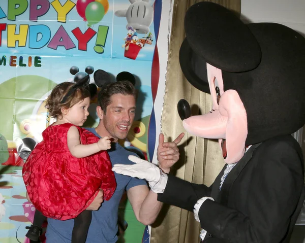 Amelie Bailey, Scott Bailey, Mickey Mouse karakter — Stok fotoğraf