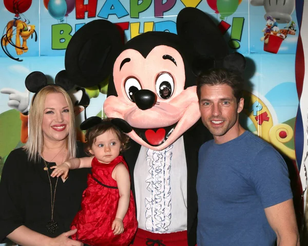 Adrienne Frantz Bailey, Amelie Bailey, Mickey Mouse, Scott Bailey — Foto de Stock