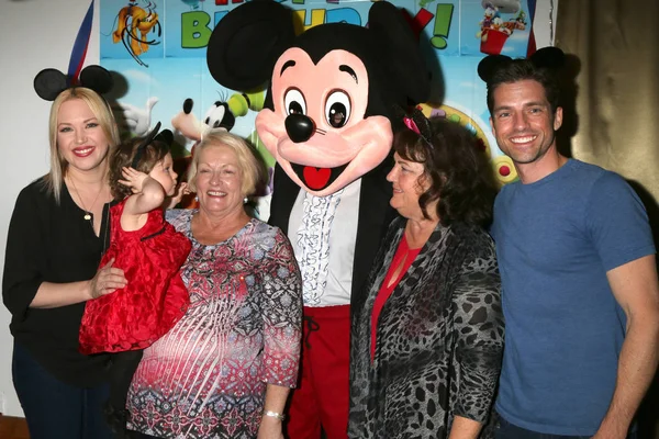 Adrienne Frantz Bailey, Amelie Bailey, mãe de Scott Bailey, personagem Mickey Mouse, Vicki Franz, Scott Bailey — Fotografia de Stock