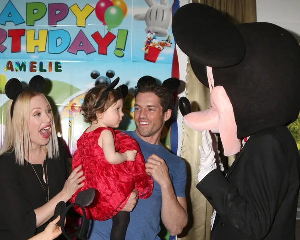 Adrienne Frantz Bailey, Amelie Bailey, Scott Bailey, Mickey Mouse carácter —  Fotos de Stock