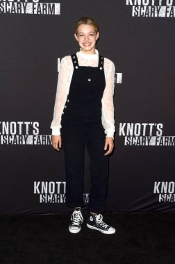 aktris Sadie Calvano