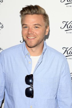 aktör Brett Davern 