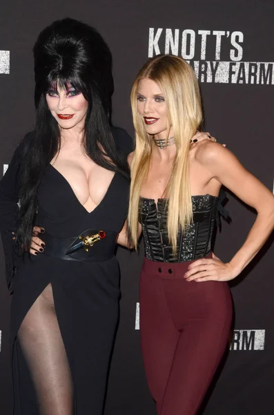 Elvira, aka Cassandra Peterson, Annalynne Mccord — Stockfoto