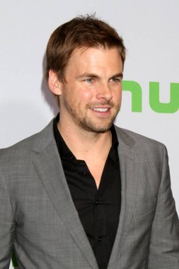 aktör Tommy Dewey