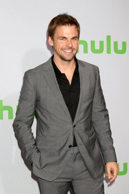aktör Tommy Dewey