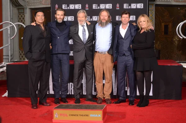 Gil Birmingham, Chris Pine, Jeff Bridges, David Mackenzie, Taylor Sheridan — Stock Photo, Image