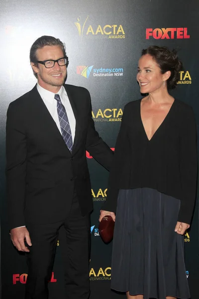 Simon Baker, Rebecca Rigg — Stockfoto