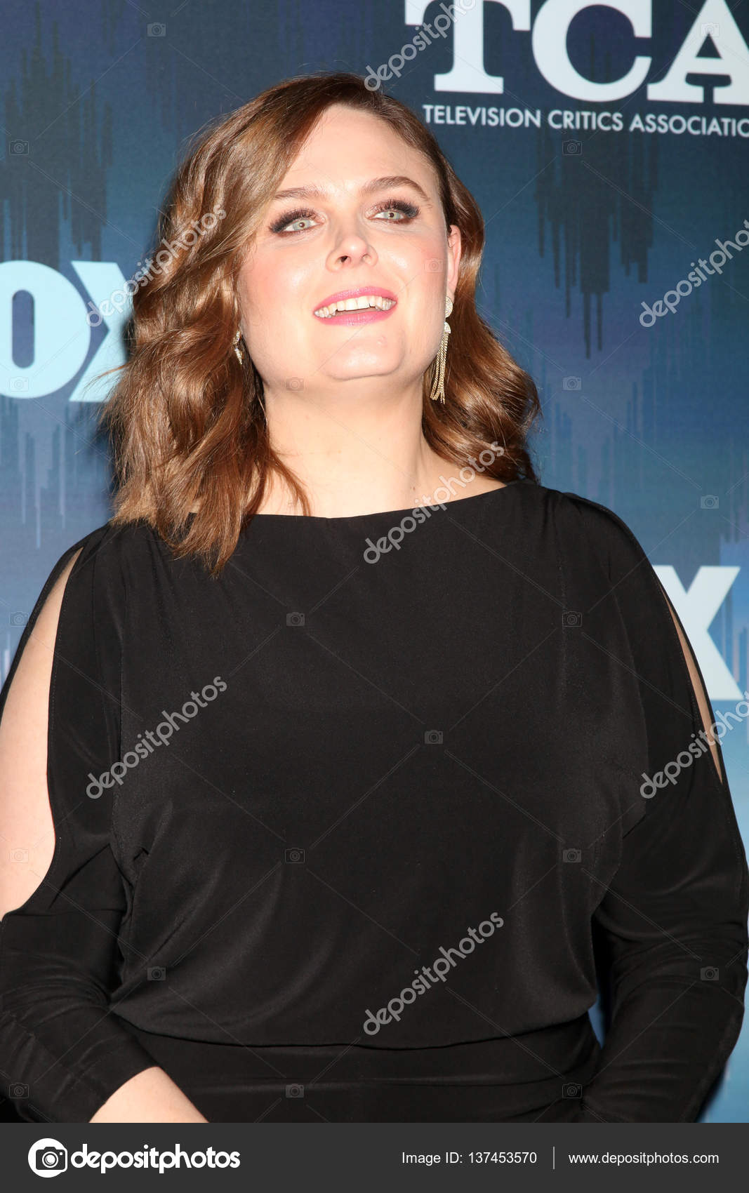 Emily Deschanel Nude Photos 24