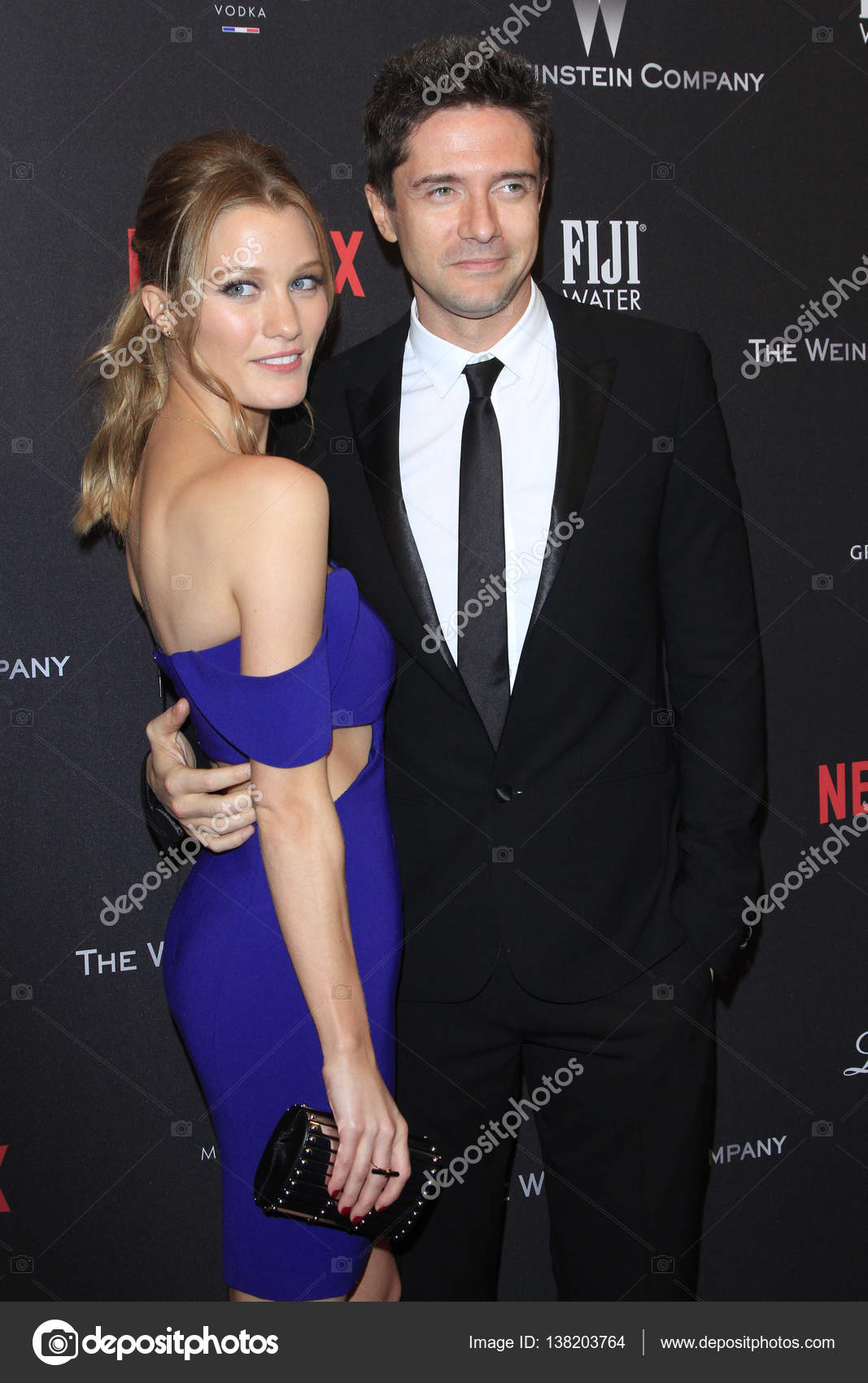 Ashley Hinshaw, Topher Grace — Redaktionelles Stockfoto © Jean_Nelson  #138203764, image size:1067x1700