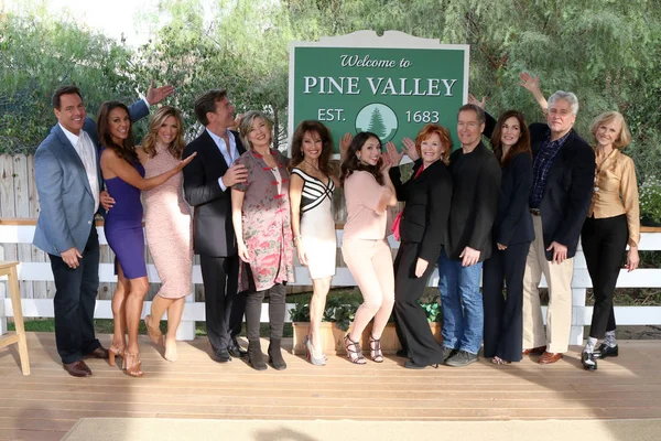 Mark Steines, Eva Larue, Debbie Matenopoulos, Peter Bergman Taylor Miller, Susan Lucci, Eden Riegel, Kathleen Noone — Stockfoto