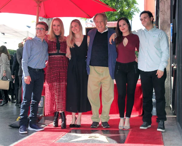 Sean Giambrone, Wendi McLendon-Covey, AJ Michalka, George Segal, Hayley Orrantia, Troy Gentile — Stock Photo, Image