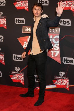 sinema oyuncusu Ansel Elgort