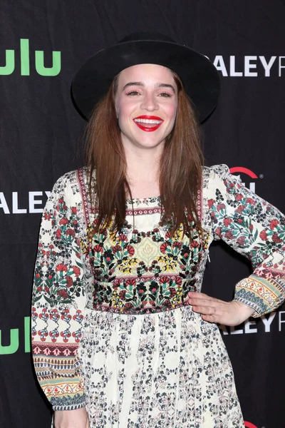 aktris Renee Felice Smith