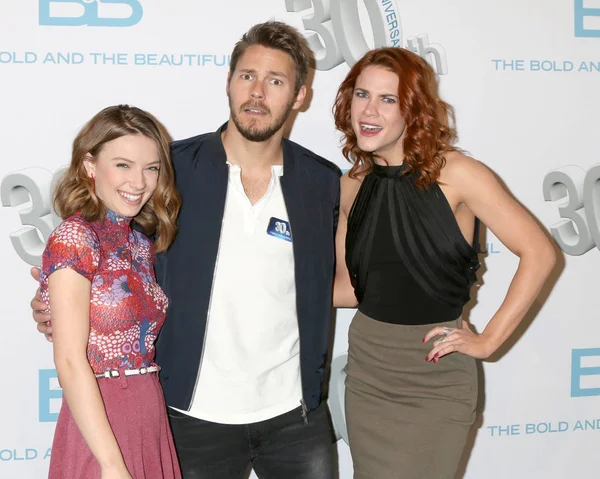 Courtney Grosbeck, Scott Clifton, Courtney Hope — Stock Photo, Image