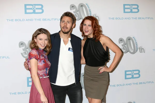 Courtney Grosbeck, Scott Clifton, Courtney hoop — Stockfoto