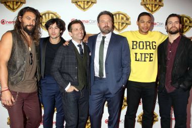 Jason Momoa'ya, Ezra Miller, Zack Snyder, Ben Affleck, Ray Fisher, Henry Cavill