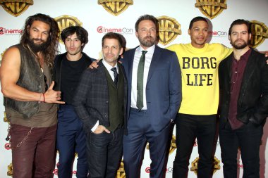 Jason Momoa'ya, Ezra Miller, Zack Snyder, Ben Affleck, Ray Fisher, Henry Cavill