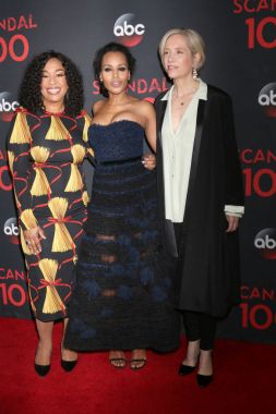 Shonda Rhimes, Kerry Washington ve Betsy bira
