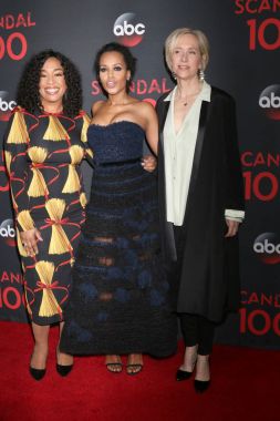 Shonda Rhimes, Kerry Washington ve Betsy bira