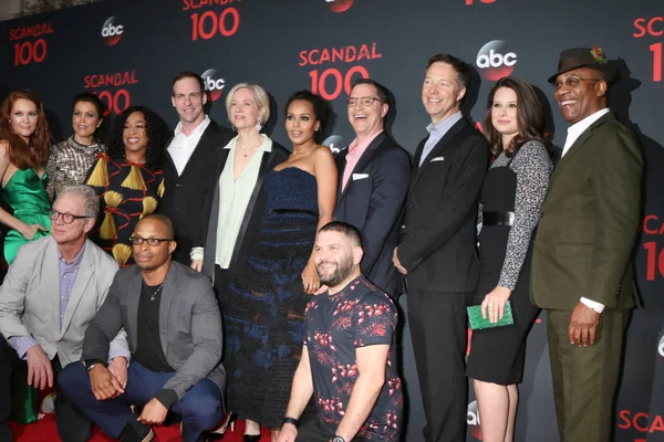Ators at Scandal 100th Show Party — Stock Photo, Image