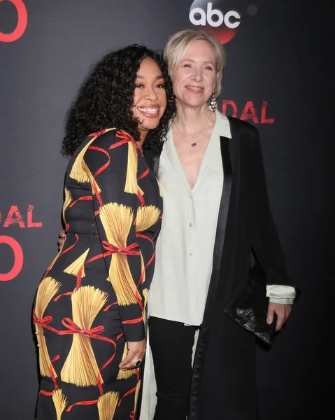 Shonda Rhimes and Betsy Beers — Stock Photo, Image