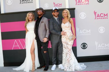 müzik grubu Locash hanımları ile