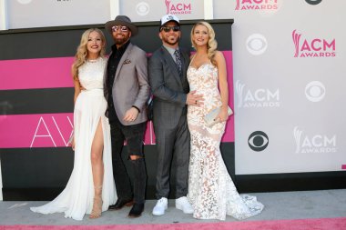 müzik grubu Locash hanımları ile