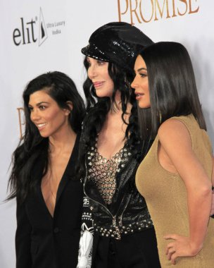 Kourtney ve Kim Kardashian ile Cher