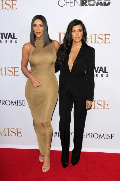 Kourtney e Kim Kardashian — Fotografia de Stock