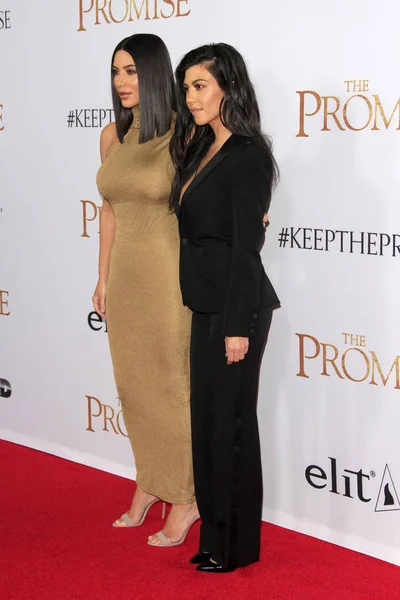 Kourtney y Kim Kardashian — Foto de Stock