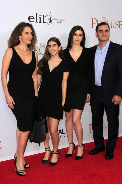 Melina Kanakaredes with family — Stock Photo, Image