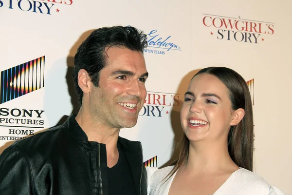 Jordi Vilasuso, Bailee Madison — Stockfoto