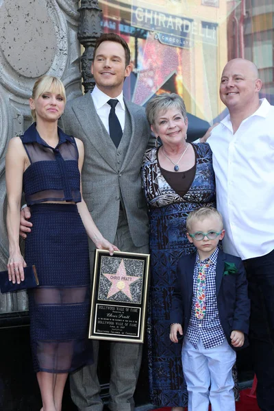 Anna faris, chris pratt, kathy pratt, jack pratt, sein Bruder — Stockfoto