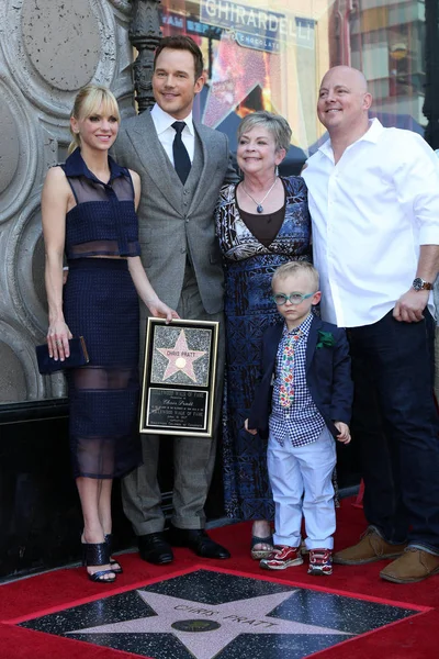 Anna Faris, Chris Pratt, Kathy Pratt, Jack Pratt, jego brat — Zdjęcie stockowe