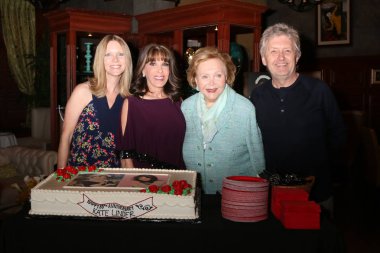 Lauralee Bell, Kate Linder, Lee Phillip Bell, Mal genç