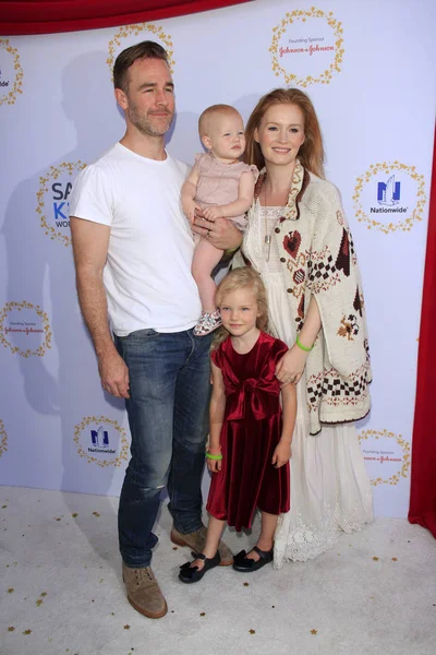 安全な子供の日James Van Der Beek, Olivia James Van Der Beek, Annabelle James Van Der Beek,キンバリーブルック — ストック写真